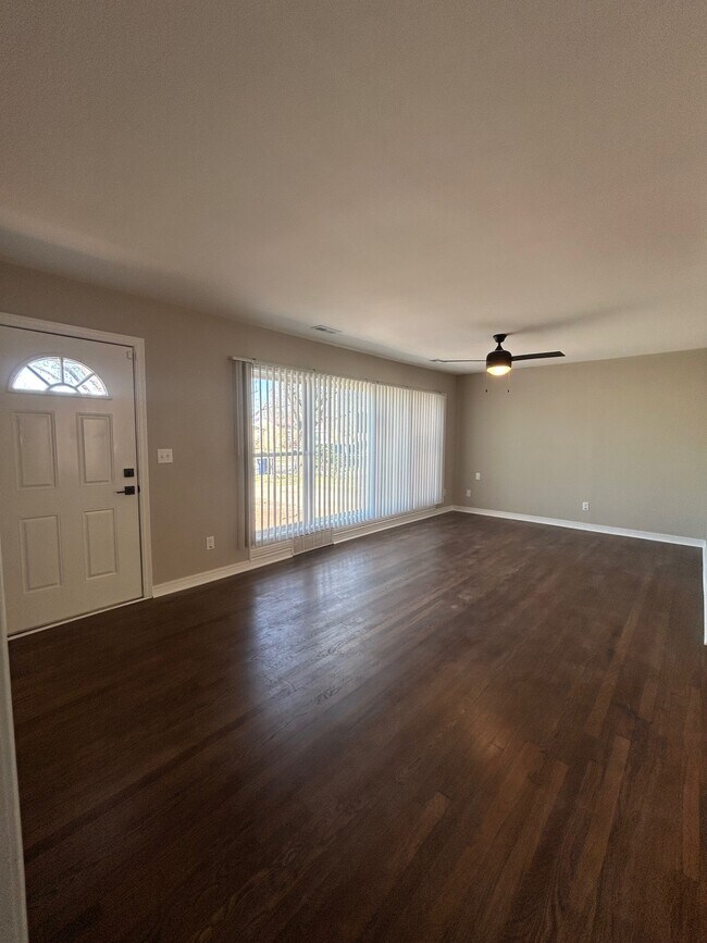 Sala de estar - 2938 S Vine St