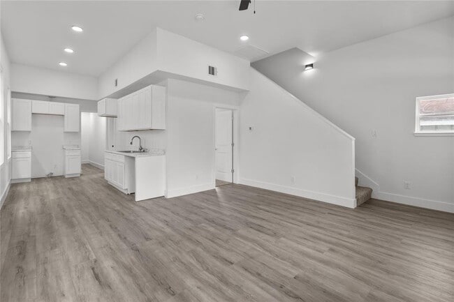 Building Photo - 3312 Sealy Ave