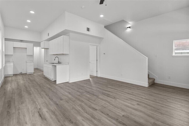 Foto del edificio - 3312 Sealy Ave