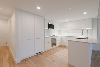 Building Photo - 3460 Rue Peel