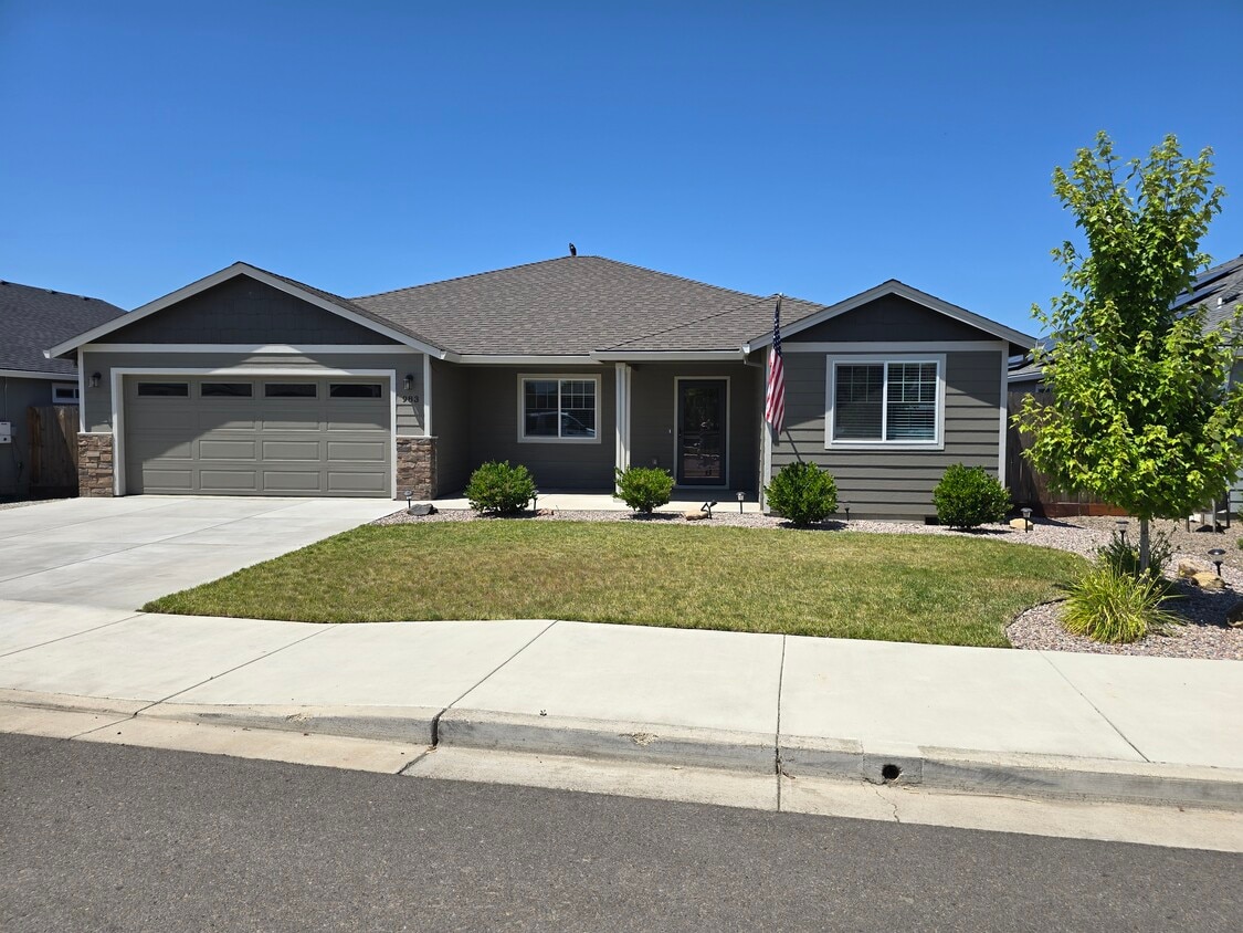 Newer home end of street. - 983 Stonewater Dr
