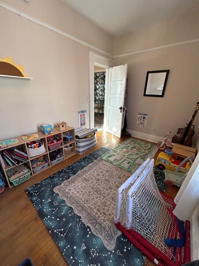 Foto del edificio - 424 E 10th St