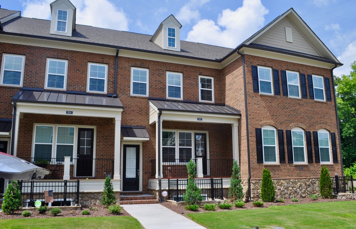 Foto principal - 4 Bedroom | 3.5 Bath Townhouse in Raleigh