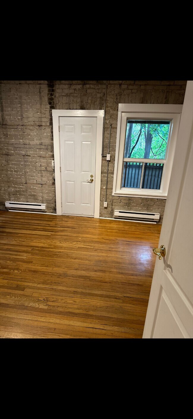 Photo du bâtiment - Beautiful 2 Bedroom in the heart of Leslie...