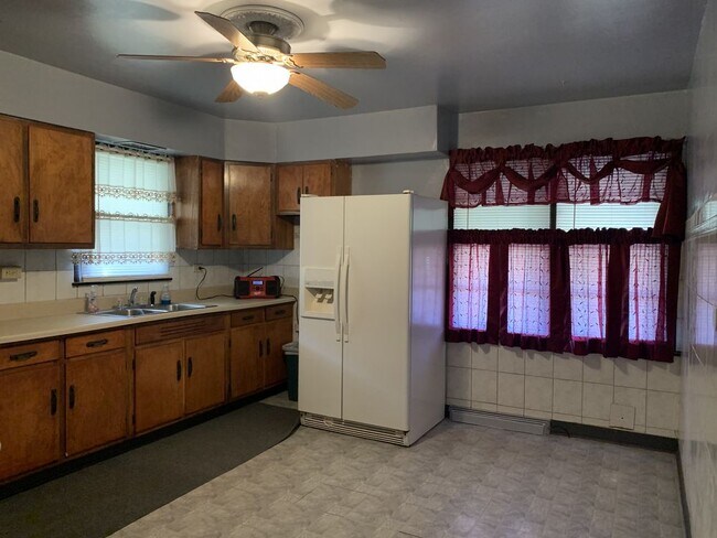 Building Photo - 3 Bedroom 2 Bath Single Family Home