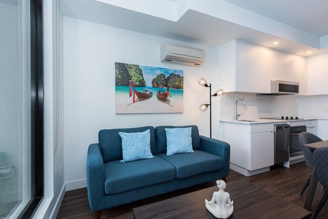 Building Photo - 1390 Boul. René-Lévesque O