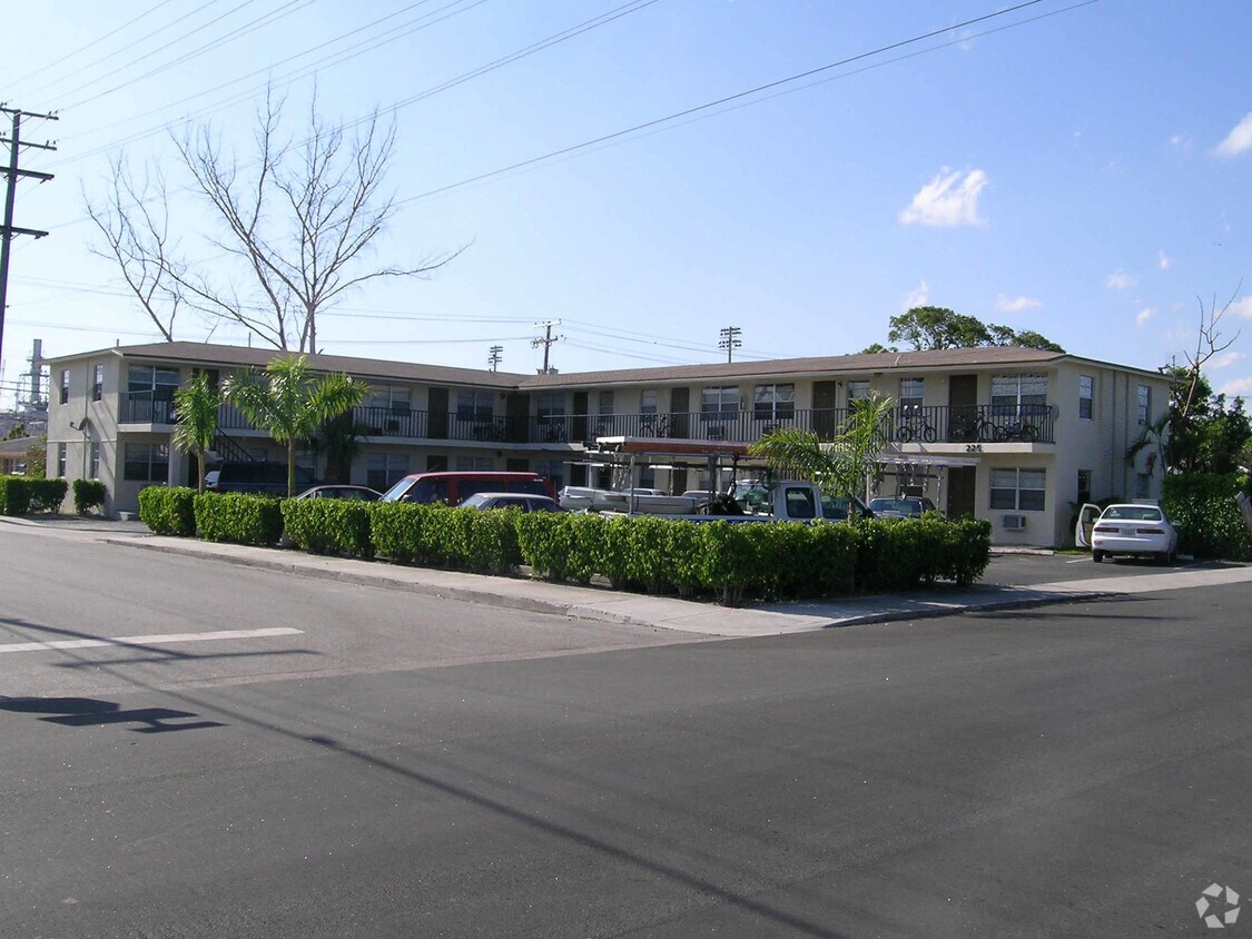 Front View - La Flor Apartments