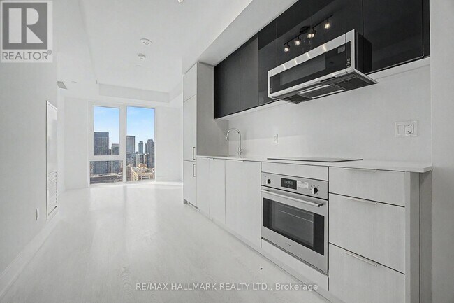 Building Photo - 308 Jarvis St