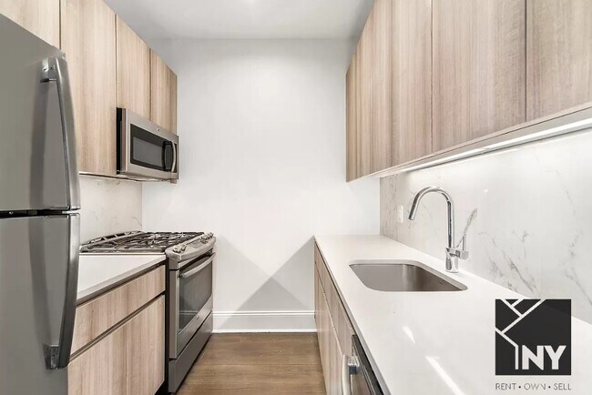 Building Photo - Your new home nestled between Tribeca & FI...