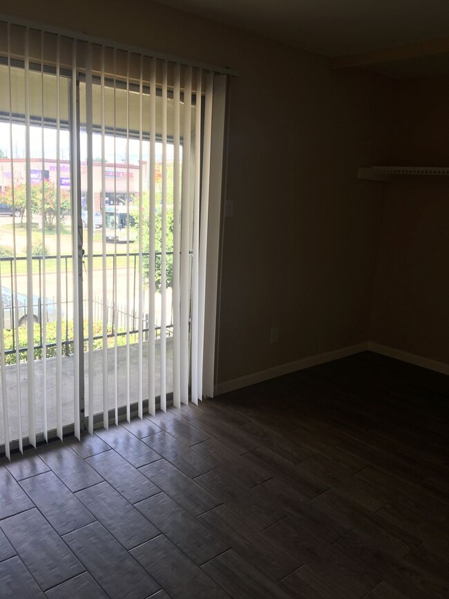 Building Photo - 2 BR 1.5 BA Two Story Townhome
