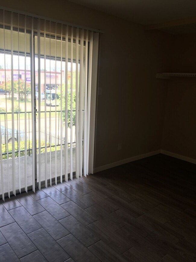 Foto del edificio - 2 BR 1.5 BA Two Story Townhome