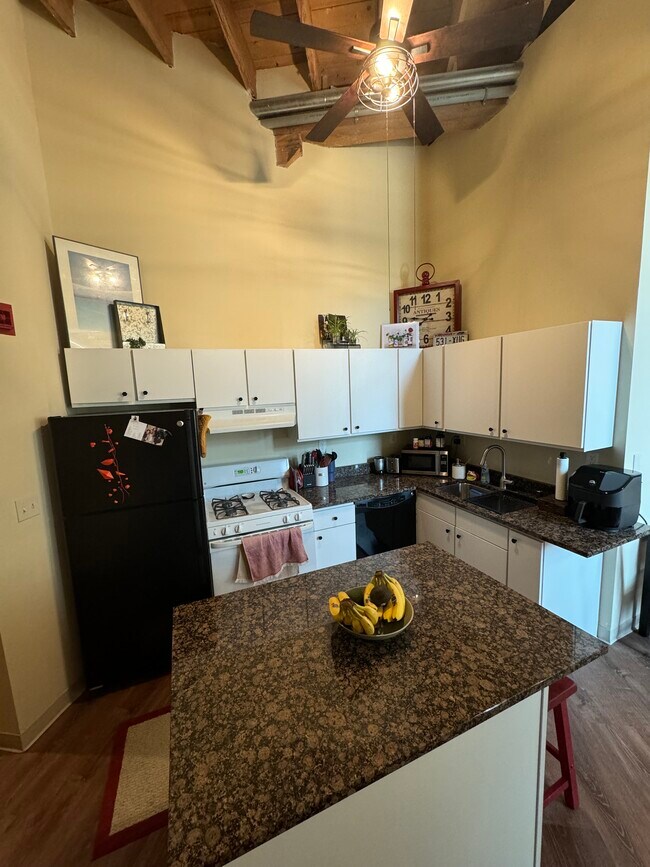 Granite countertops - 306 E Lincoln Ave