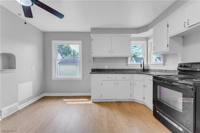 Foto del edificio - 15700 Maplewood Ave