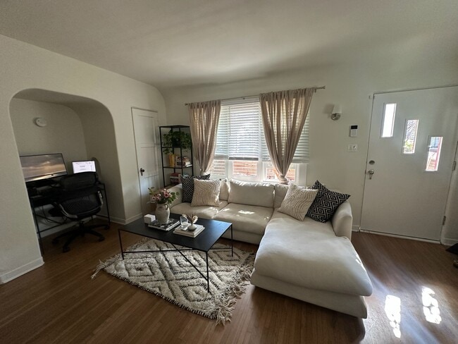 Foto del edificio - 617 Woodlawn Ave