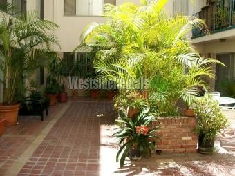 Primary Photo - 115 N Doheny Dr