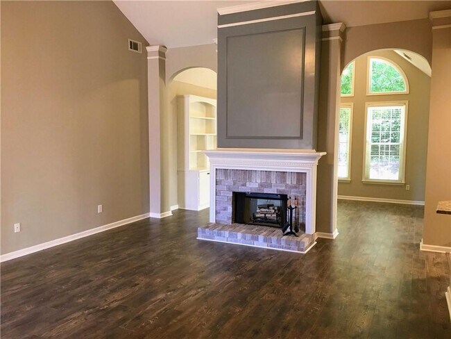 Foto del edificio - 3360 Ridgeland Pl