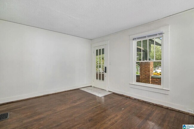 Building Photo - Charming Craftsman Bungalow in South East ...