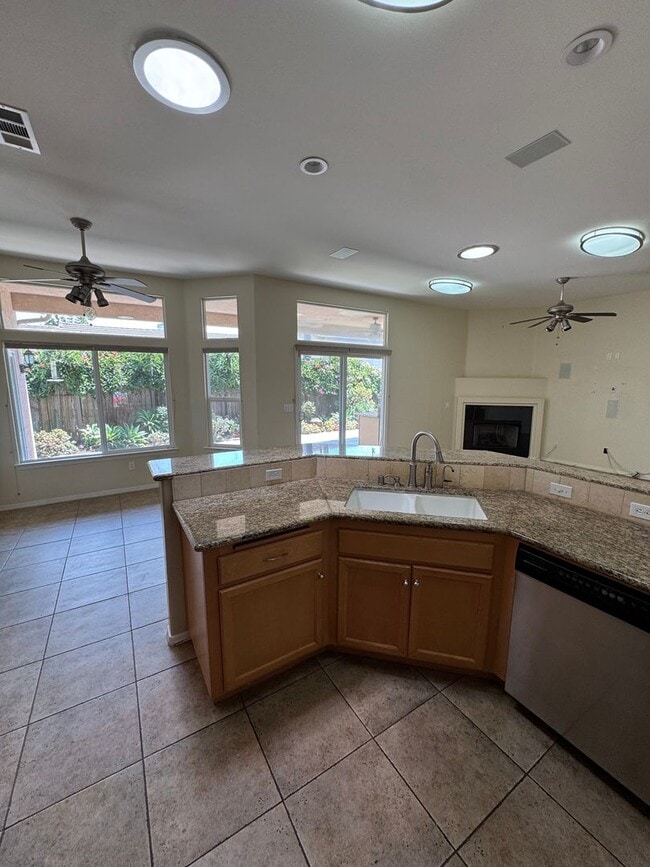 Foto del edificio - 4 Bed 2 Bath Charming and Well-Cared-For H...