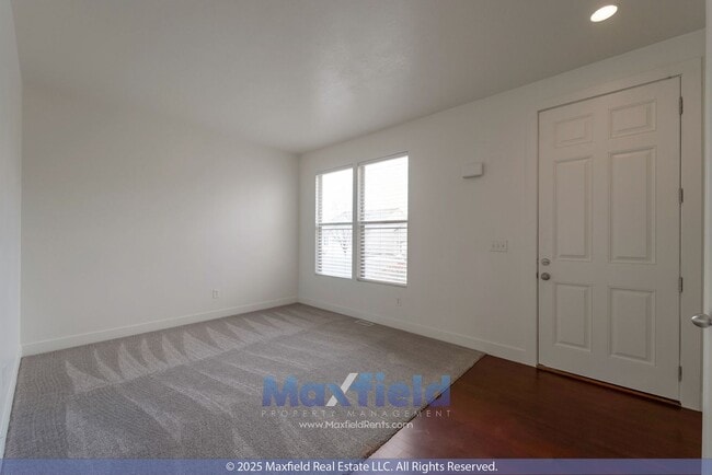 Foto del edificio - BRAND NEW CARPET - 6BD 4BTH 2GAR - Home in...