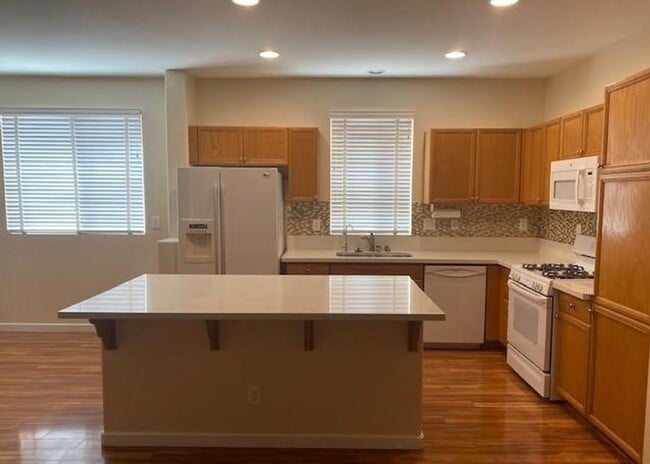 Foto del edificio - CLEAN ~ TURNKEY ~ SINGLE STORY ~ 4 BEDROOM / 2 BATH