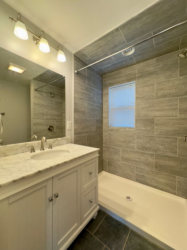 Building Photo - Modern 2-Bedroom Townhome with Stylish Ame...