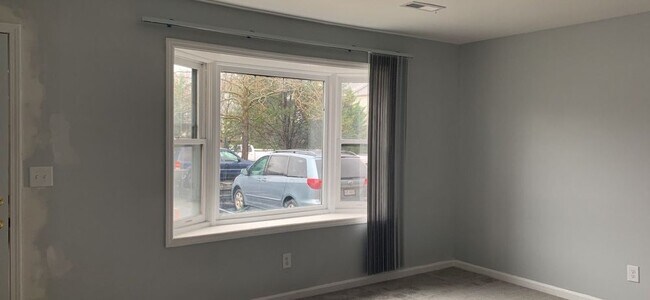 Building Photo - 1615 Meadow Dr