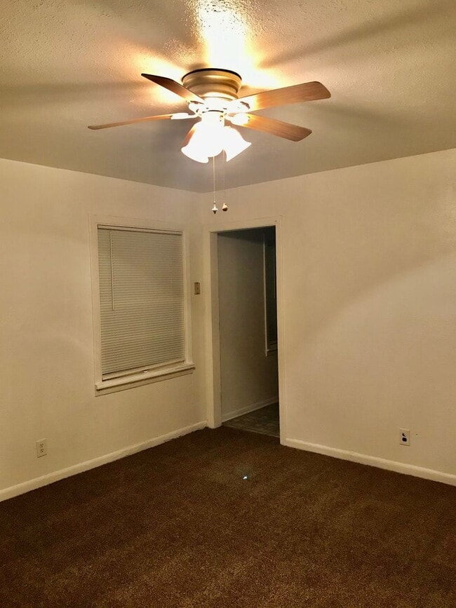 Building Photo - 2 Bedroom, 1 Bathroom Home in North Amarillo!