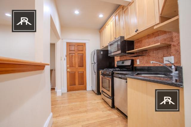 Foto del edificio - 4 bedroom in Brookline MA 02446