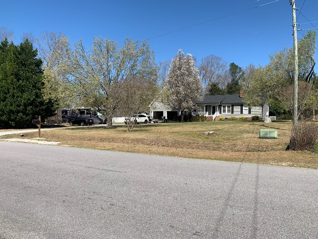 Building Photo - 2018 Valley Dr