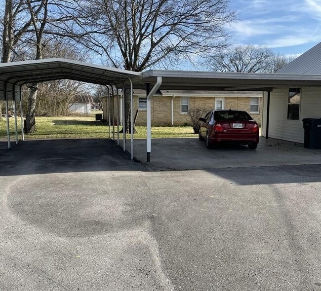 Building Photo - 313 Coles Ferry Pike