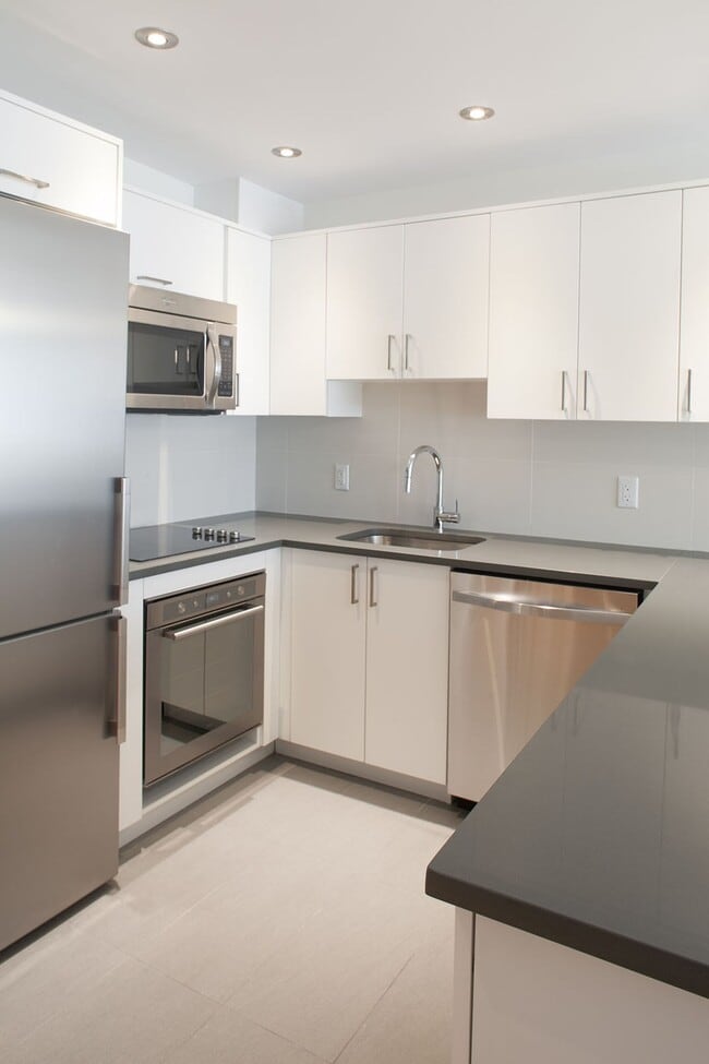 Building Photo - 3495 Rue de la Montagne