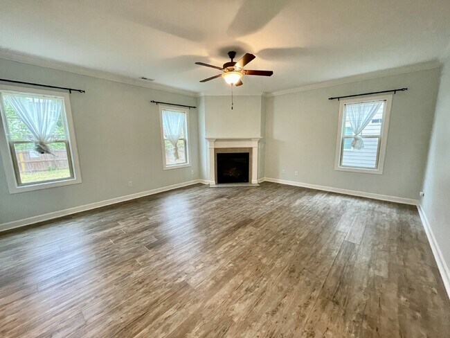 Building Photo - 5 bed, 3 bath Nest in Surrey Meadows