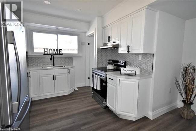 Building Photo - 346 Brompton Ave
