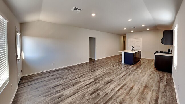 Foto del edificio - Brand New Stunning and Spacious 4 Bedroom 2 Bath Home in Mustang Schools