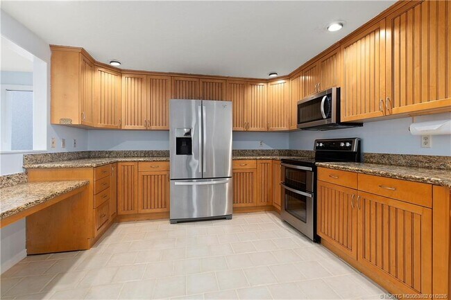 Building Photo - 6122 SE Landing Way