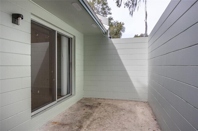 Building Photo - 605 SE 2nd Pl