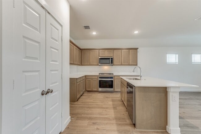 Building Photo - 4908 Pebblewood Dr