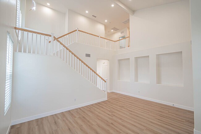 Foto del edificio - Spacious 4-Bedroom Pool Home in Saugus with Stunning Views & Community Amenities!