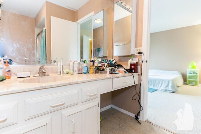 Foto del edificio - 3 bedroom in Chicago IL 60610