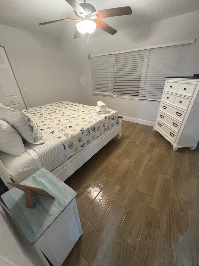 Dormitorio # 2 con cama tamaño King. - 11936 W Waterway Dr