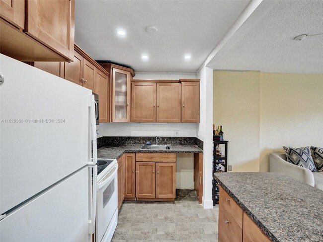 Building Photo - 4152 Inverrary Dr