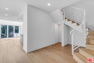 Building Photo - 2000 Beachwood Dr