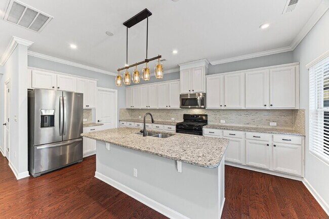 Foto del edificio - Classic finishes paired with an open, versatile layout!