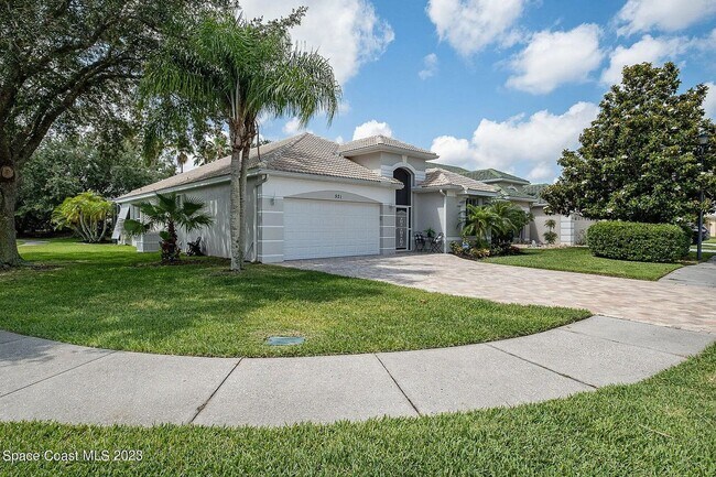 Building Photo - 3 Bed 2 bath 2 car garage pool home