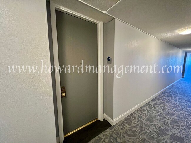 Foto del edificio - Lake view in LA! Resort style living in pa...