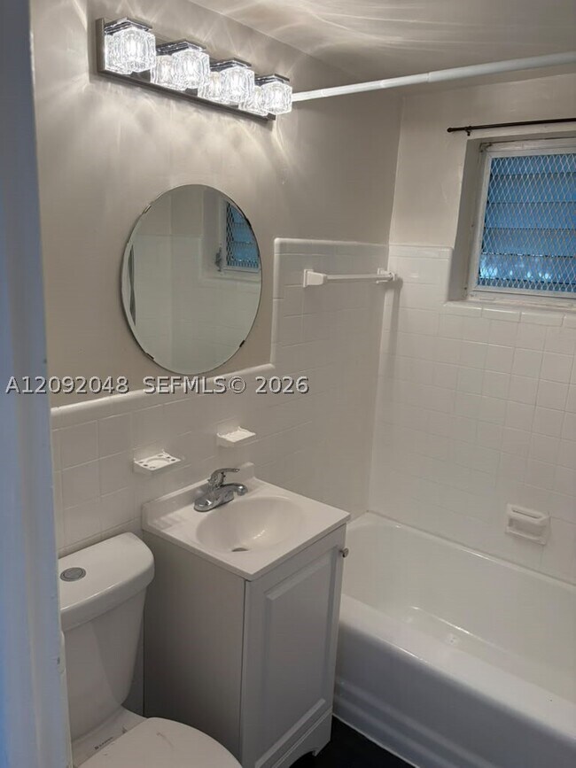 Foto del edificio - 645 NE 77th St