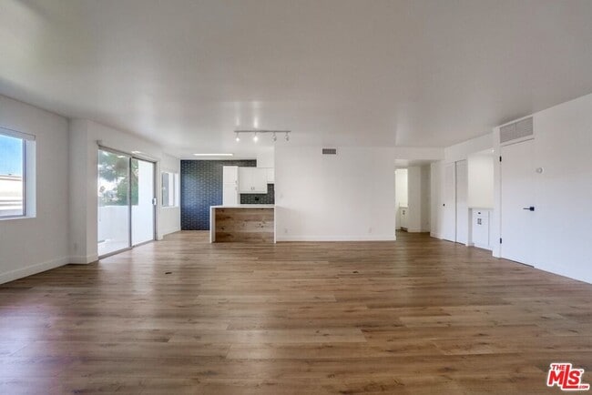 Building Photo - 435 N Oakhurst Dr