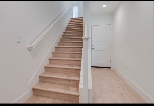 Building Photo - 1423 Venice Ter