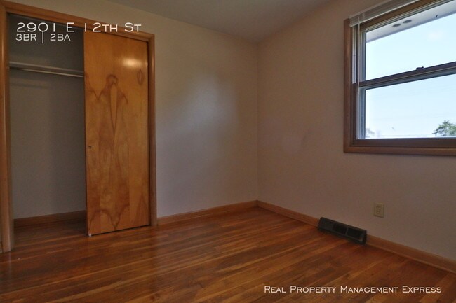 Foto del edificio - 2901 E 12th St