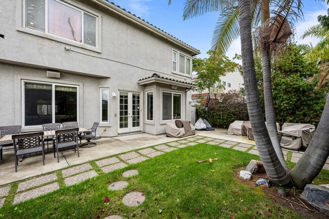 Building Photo - Expansive estate style home - 5 minute drive to SDSU!